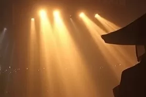 星轨笔记科普作品画面，夜空长时间曝光形成的同心圆弧线