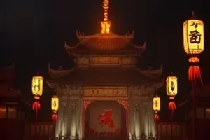 深蓝记事簿纪录长片画面，深海水域中缓慢游动的发光浮游生物