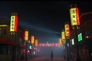 晨光站台作品画面，清晨站台上拖着行李箱的人与地面拉长的影子