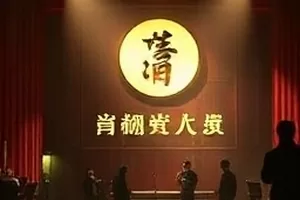 雾岭晨光纪录片画面，山地气象站在晨雾中亮起指示灯的远景