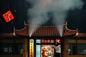 城市脉搏夜行线剧集画面，末班地铁车厢内乘客低头看手机的侧影